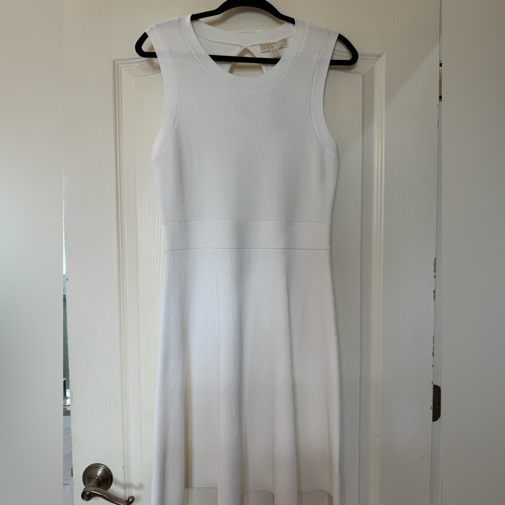 Elegant White Sleeveless Dress